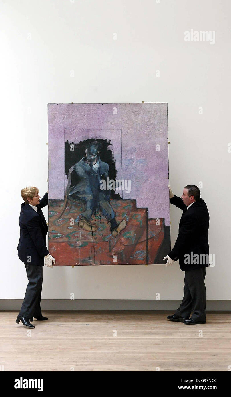 Due membri del personale preparano una delle sei opere incompiuta di Francis Bacon per l'impiccagione inaugurale alla recentemente estesa Galleria della città di Dublino, giovedì 23 marzo 2006, mentre la galleria si prepara per la riapertura il 5 maggio prossimo dopo aver raddoppiato le dimensioni sotto un'espansione di 13 milioni di euro. Vedi PA Story ARTS Bacon Ireland. PREMERE ASSOCIAZIONE foto. Il credito fotografico dovrebbe essere: Niall Carson/PA Foto Stock