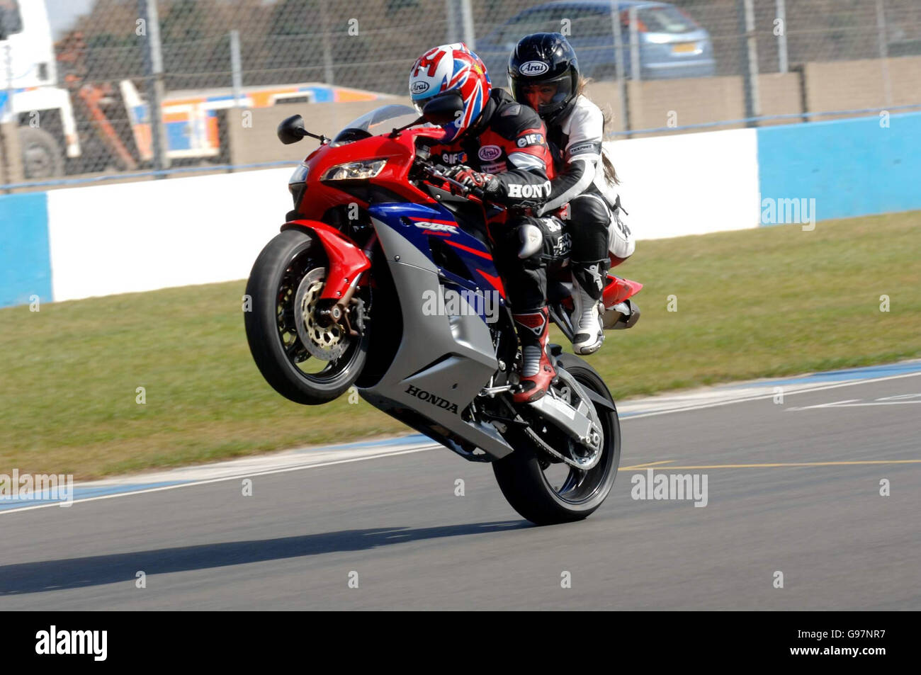 Jodie Marsh apre ufficialmente il nuovo complesso Pit and Paddock al circuito automobilistico di Donington Park Motor, Leicestershire, venerdì 31 marzo 2006, facendo un giro in pista con Ron Haslam. Guarda la storia di PA SHOWBIZ Marsh. PREMERE ASSOCIAZIONE foto. Il credito fotografico dovrebbe essere: Steve Parsons/PA. Foto Stock