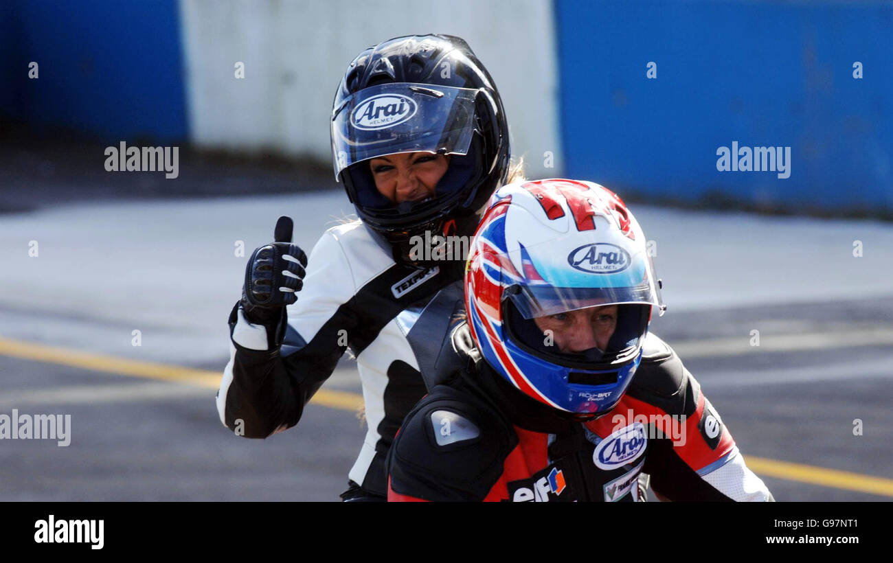 Jodie Marsh apre ufficialmente il nuovo complesso Pit and Paddock al circuito automobilistico di Donington Park Motor, Leicestershire, venerdì 31 marzo 2006, facendo un giro in pista con Ron Haslam. Guarda la storia di PA SHOWBIZ Marsh. PREMERE ASSOCIAZIONE foto. Il credito fotografico dovrebbe essere: Steve Parsons/PA. Foto Stock