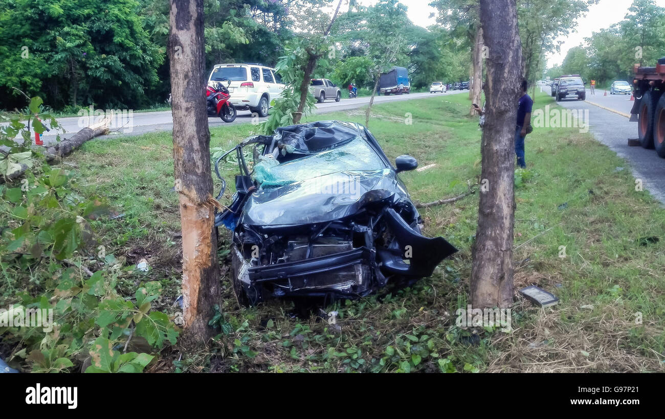 Incidente stradale Incidente auto sulla strada statale. Foto Stock