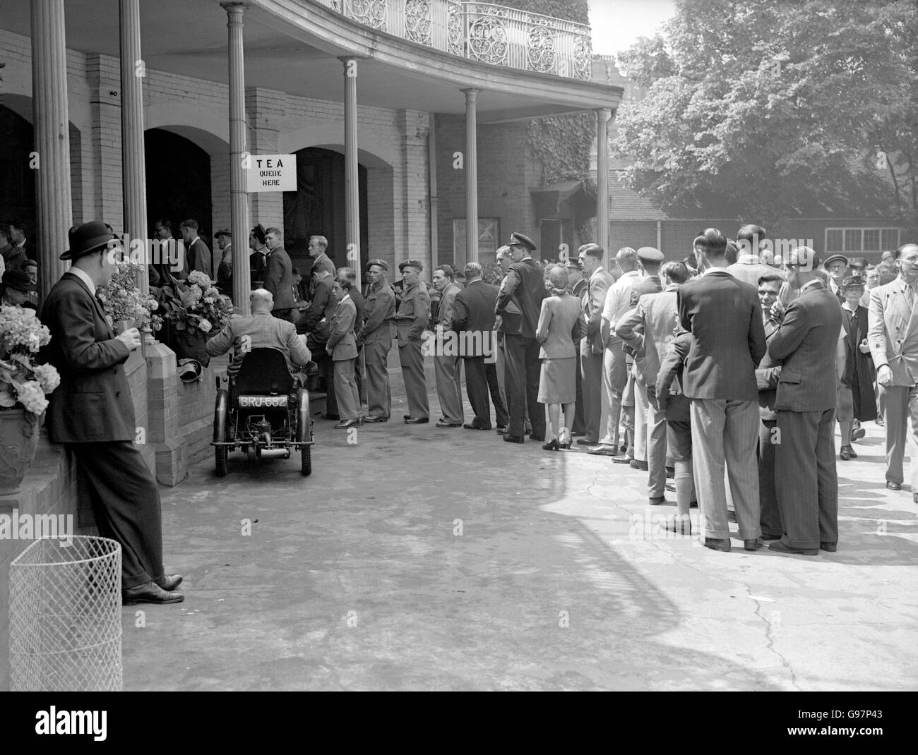 Cricket - Test della terza vittoria - Inghilterra / Australian Services - Lord's - primo giorno. Una lunga coda per il tè bar. Foto Stock