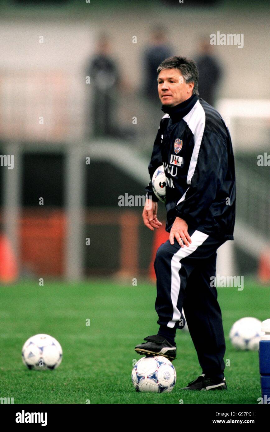 Shimizu S-Pulse Feature - Giappone. Steve Perryman, manager di Shimizu S-Pulse, guarda i suoi giocatori durante una sessione di allenamento Foto Stock