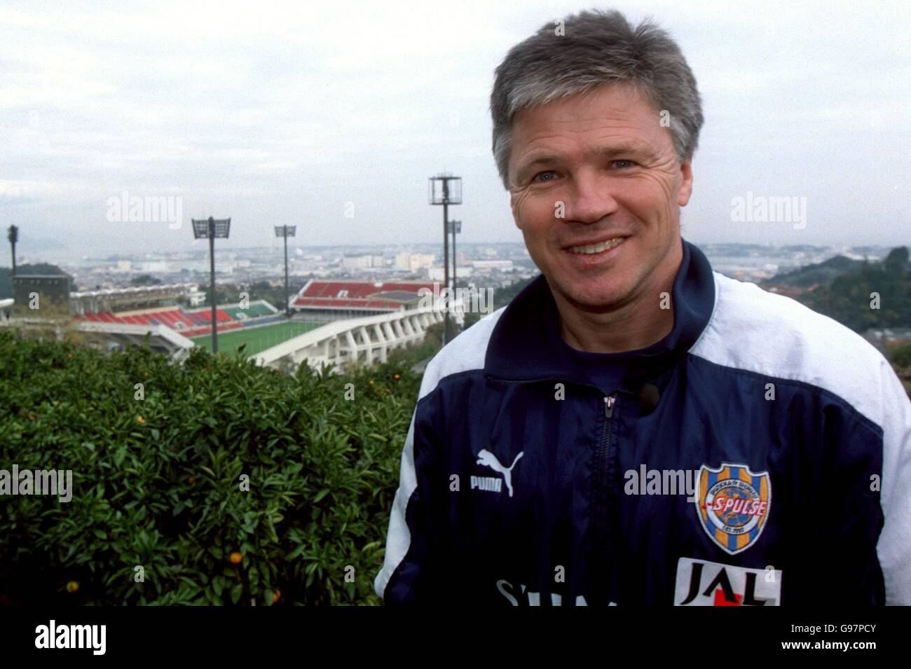 Shimizu S-Pulse Feature - Giappone. Steve Perryman, manager di Shimizu S-Pulse, con la casa del suo team alle sue spalle, lo stadio Nihondaira Foto Stock