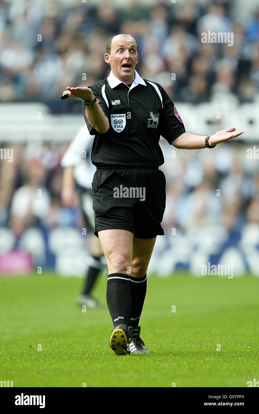 Calcio - fa Barclays Premiership - Newcastle United v Tottenham Hotspur - St James Park. Arbitro Mike Dean Foto Stock