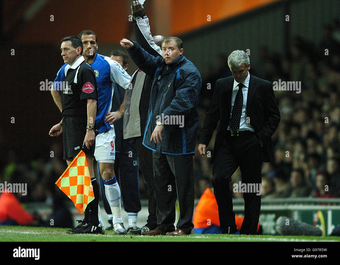 Calcio - fa Barclays Premiership - Blackburn Rovers v Wigan Athletic - Ewood Park. Paul Jewell, il manager di Wigan Athletic, si occupa del suo team mentre Mark Hughes, il manager di Blackburn Rovers, guarda via abbattuto (r) Foto Stock