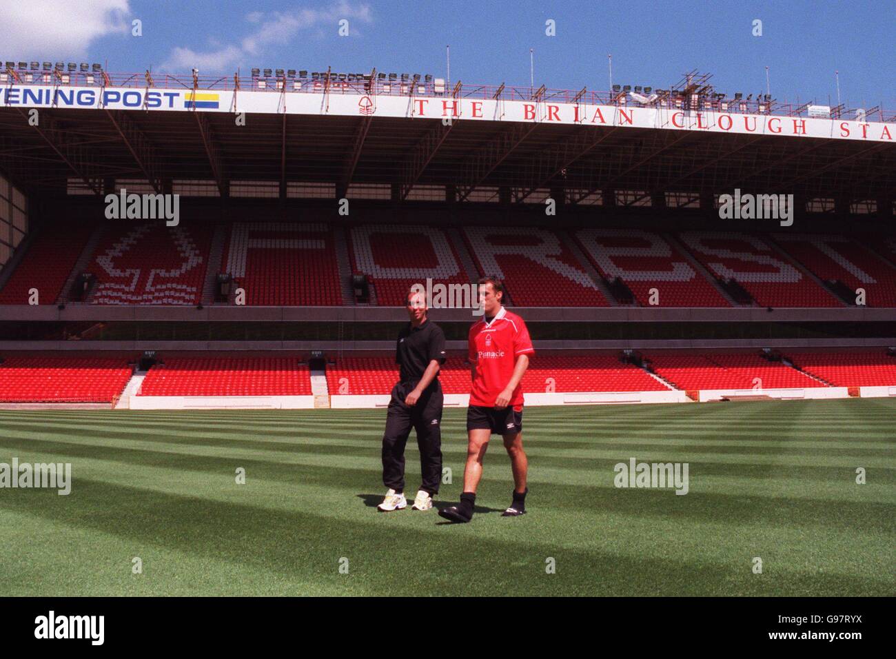 Calcio - Nationwide League Division uno - Nottingham Forest Sign Riccardo Scimeca. David Platt, direttore della foresta di Nottingham (a sinistra), mostra la nuova firma Riccardo Scimeca (a destra) intorno al City Ground Foto Stock