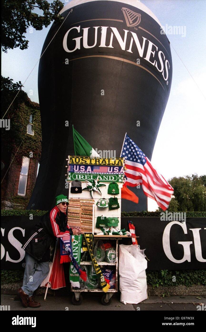 Souvenir di Rugby in vendita di fronte a una pinta gonfiabile gigante di Guinness fuori Lansdowne Road prima della partita Irlanda / Stati Uniti Foto Stock