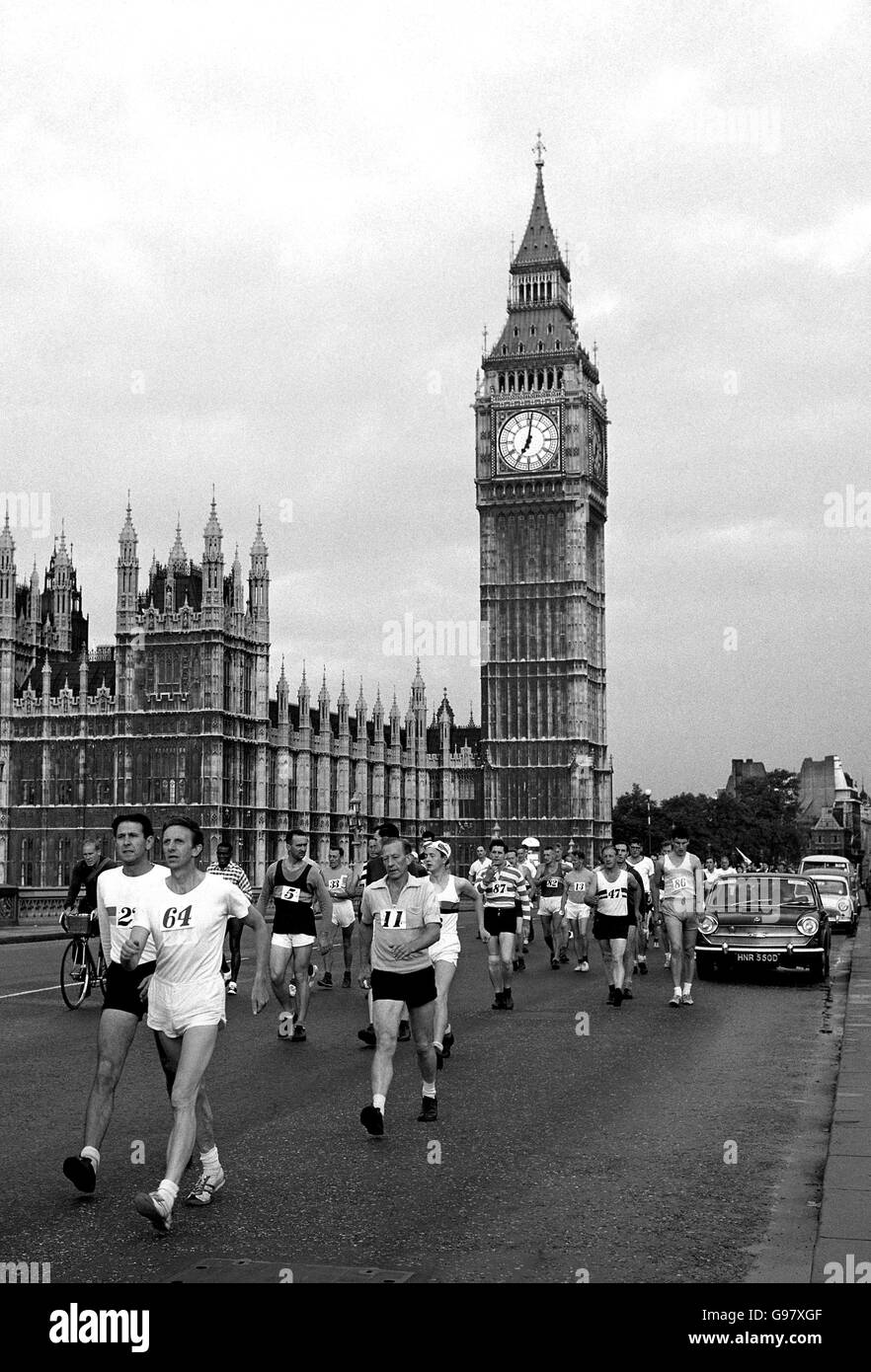 Da Londra a Brighton Walk - Westminster Bridge. Vicino all'inizio della passeggiata di 53 miglia. Foto Stock