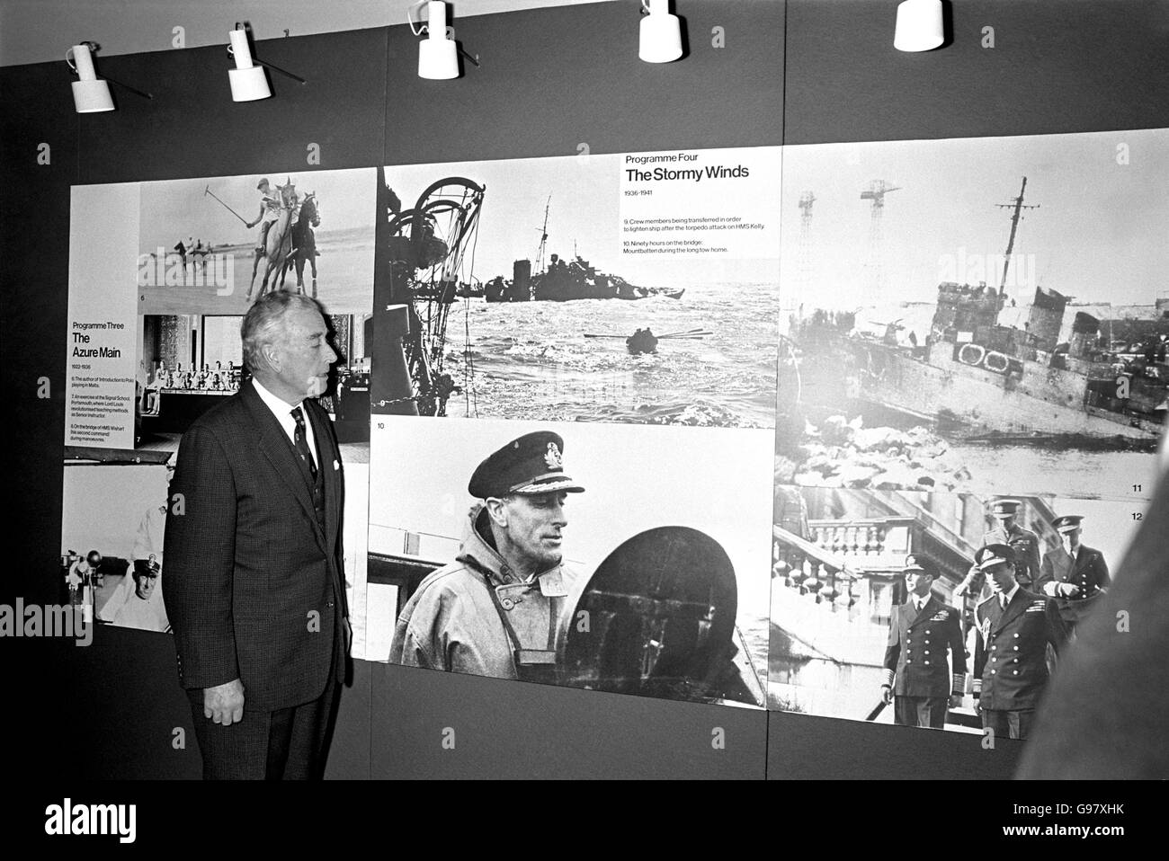 L'ammiraglio della flotta, conte Mountbatten di Birmania, recalisce gli incidenti nella sua lunga carriera mentre si leva in piedi aganista uno sfondo che descrive alcuni di quei momenti emozionanti. Foto Stock