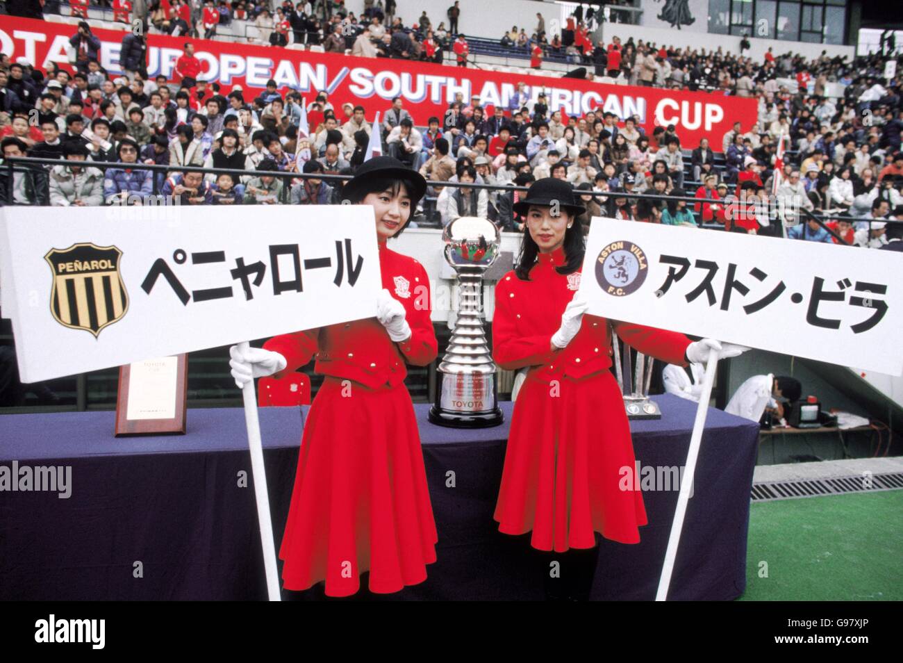 Calcio - Toyota Cup - Campionato del mondo Club - Aston Villa / Penarol. Donne giapponesi con cartelli che portano i nomi delle due squadre, in giapponese, e i loro badge Foto Stock