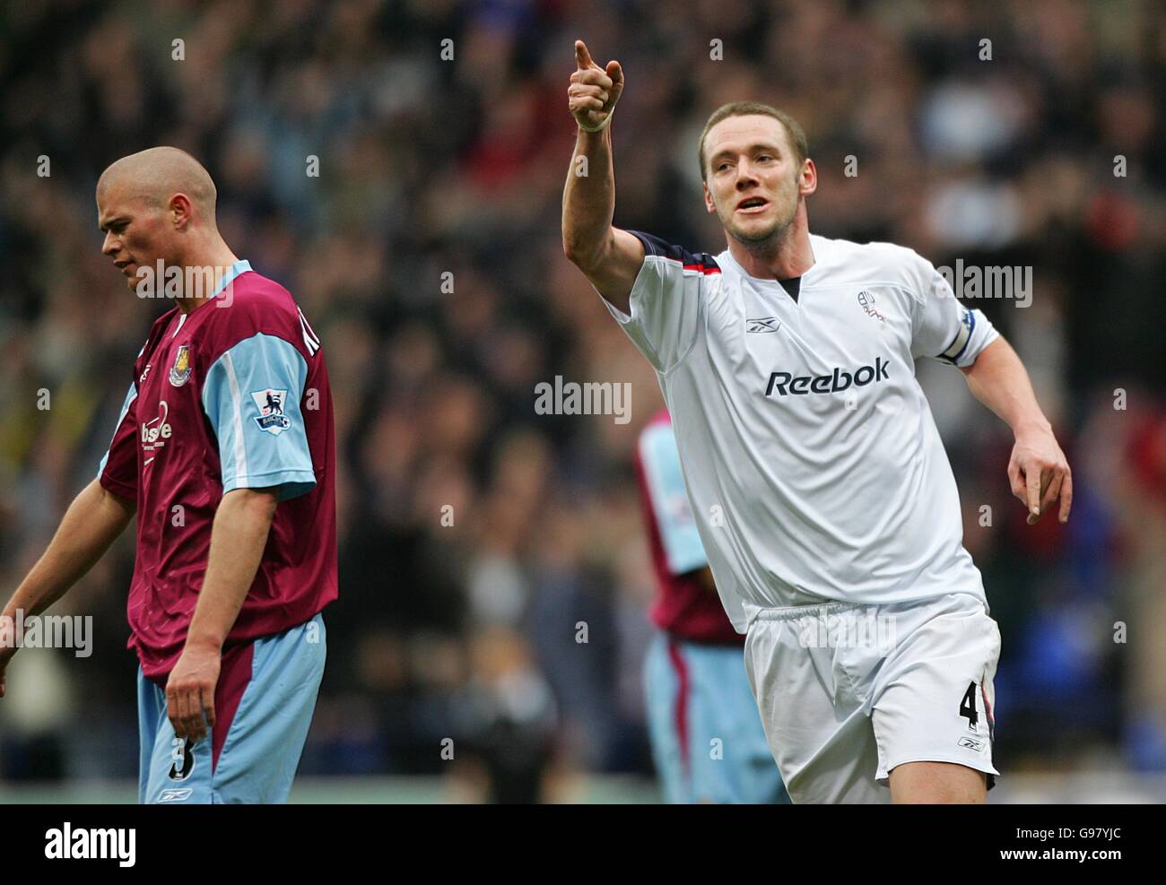 Bolton Wanderers Kevin Nolan festeggia dopo che il suo colpo è stato deviato In di Stelios Giannakopoulos per fare 2-0 Foto Stock