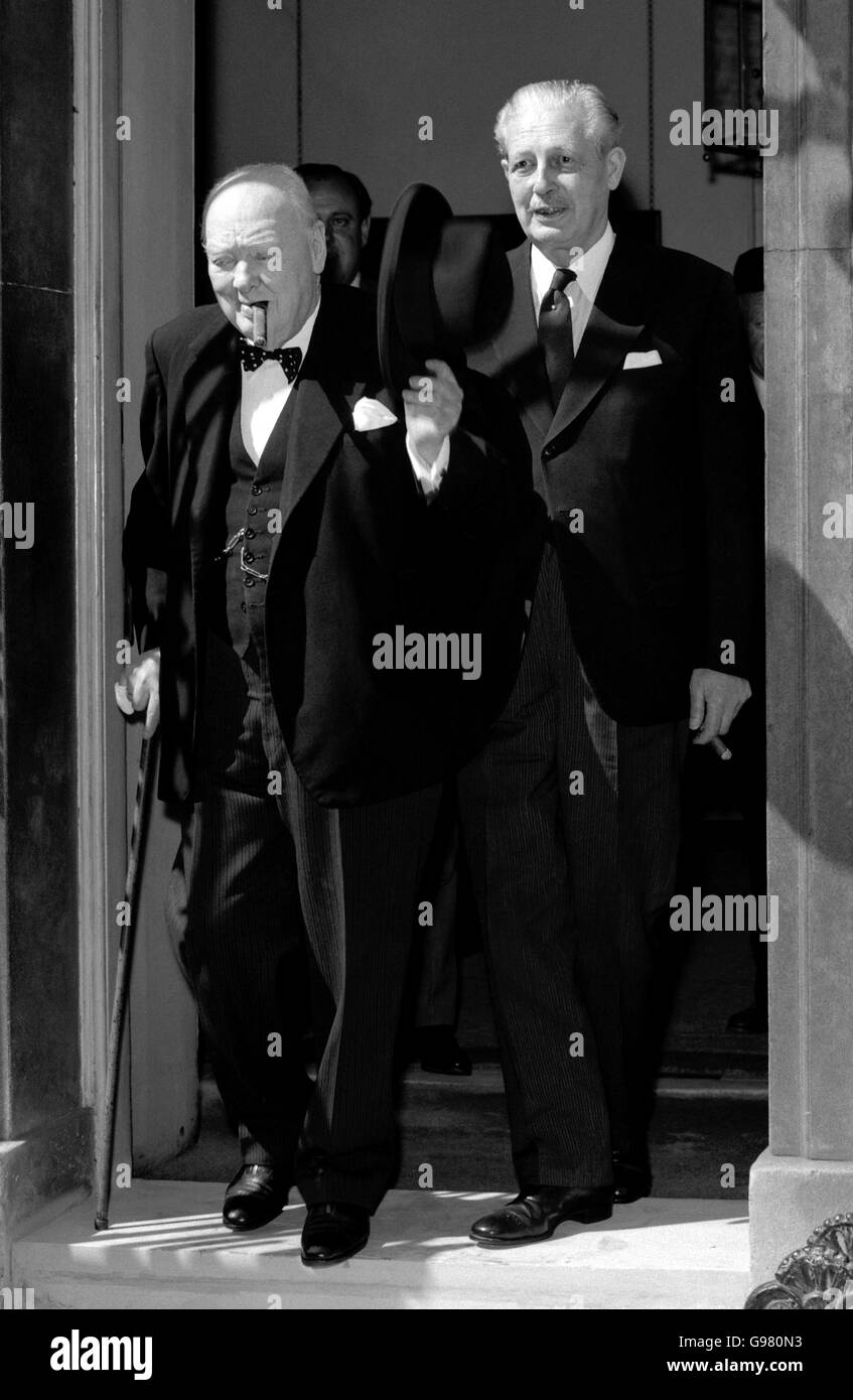 Sir Winston Churchill e il suo ospite, il primo ministro Harold Macmillan, all'ingresso del n. 10 Downing Street. Foto Stock
