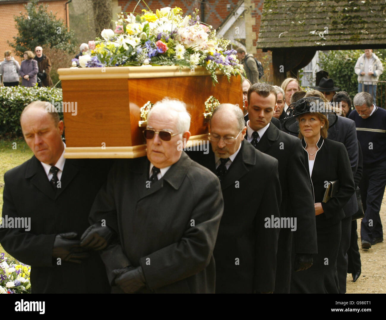 Lynnette Osgood segue la bara del marito nella chiesa ai funerali di Chelsea e della stella inglese Peter Osgood alla chiesa di San Giovanni Battista a Shedfield, Hampshire, martedì 14 marzo 2006. 'Ossie' ha vinto le finali della fa Cup con Chelsea e Southampton, ma solo quattro in Inghilterra. Durante i suoi giorni di gioco, Osgood era conosciuto come il King of Stamford Bridge ed era uno dei calciatori più glamour della sua epoca, incarnando la Swinging London degli anni '60 e '70. Vedi la storia di PA FUNERALE Osgood. PREMERE ASSOCIAZIONE foto. Il credito fotografico dovrebbe essere: Chris Ion/PA. Foto Stock