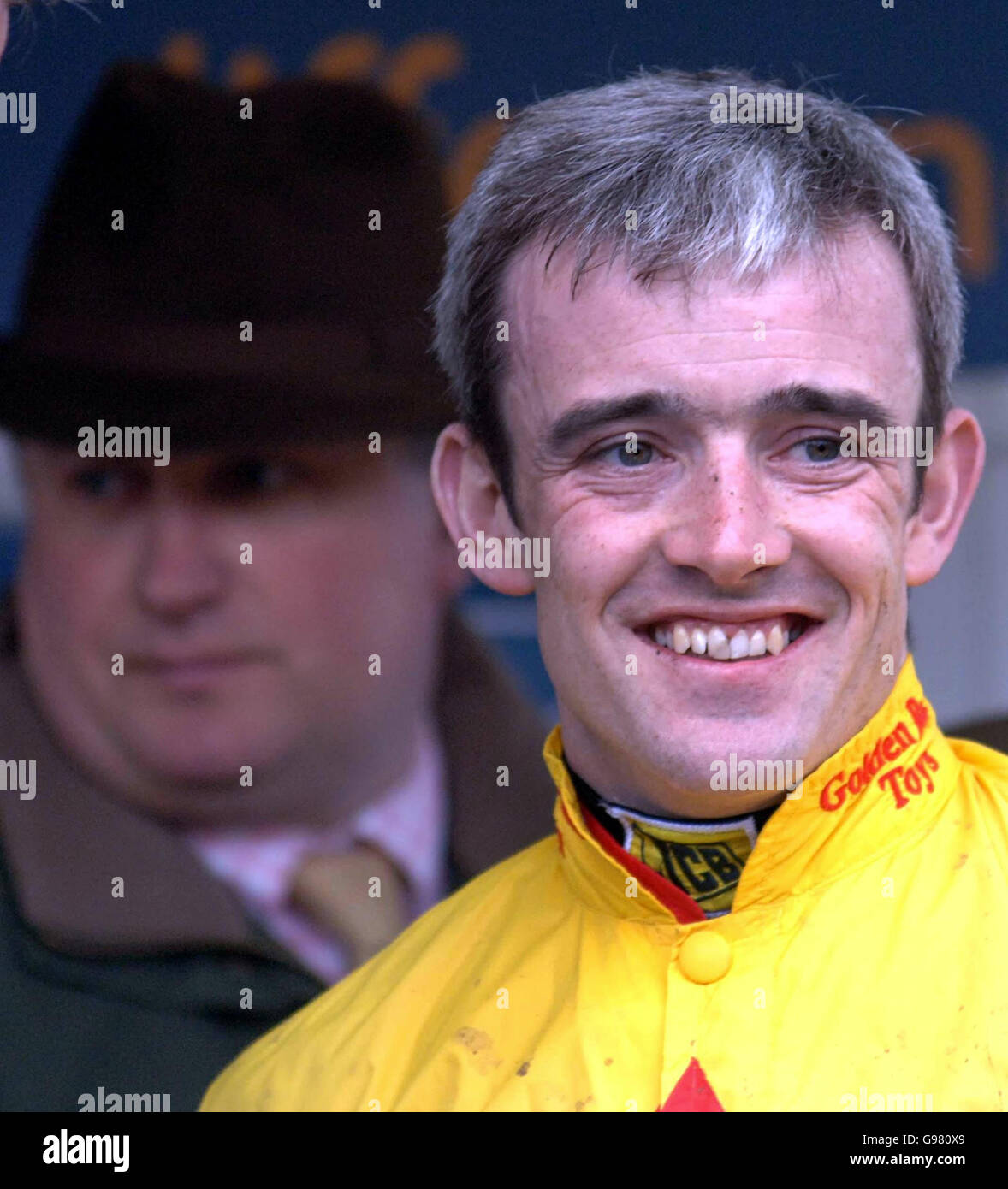 Jockey Ruby Walsh con l'allenatore Paul Nicholls (dietro) dopo aver vinto l'hurdle di Anglo Irish Bank Supreme Novices con Noland al Cheltenham Festival, martedì 14 marzo 2006. PREMERE ASSOCIAZIONE foto. Il credito fotografico dovrebbe essere: Barry Batchelor/PA. Foto Stock