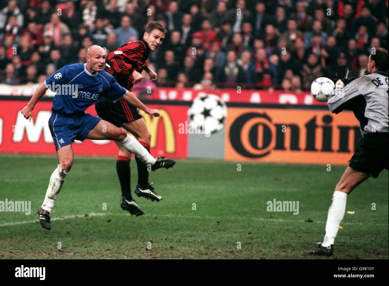 Calcio - UEFA Champions League - Gruppo H - AC Milan / Chelsea. Oliver Bierhoff di AC Milan è in testa al traguardo nonostante la sfida di Frank Leboeuf di Chelsea Foto Stock