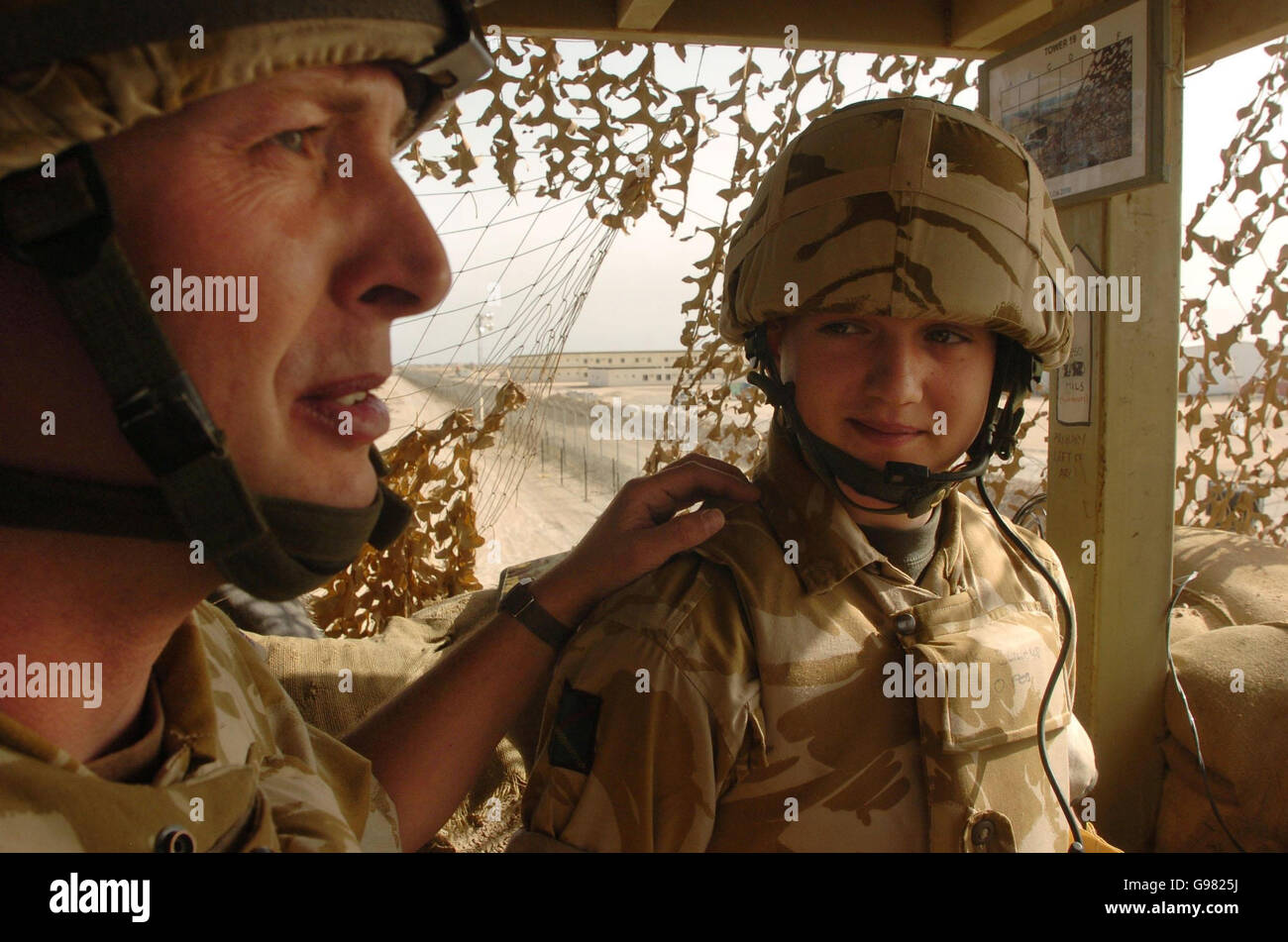 Il Royal Scots Regiment's Private Daryll Buist (a destra), 18, di Livingstone, è stato informato dal Sergeant Lee Smith, 36, da Kirkaldy, in una torre di ingresso dell'esercito alla Shaibah Logistics base (SLB) vicino Basra, Iraq meridionale, venerdì 17 marzo 2006. Circa 1500 uomini sono basati alla SLB e torri di osservazione come questa che sono basati intorno alla recinzione perimetrale sono lì per proteggere dagli intrusi. Vedi la storia della PA DIFESA Iraq. PREMERE ASSOCIAZIONE foto. Il credito fotografico dovrebbe leggere: Johnny Green/PA. Foto Stock