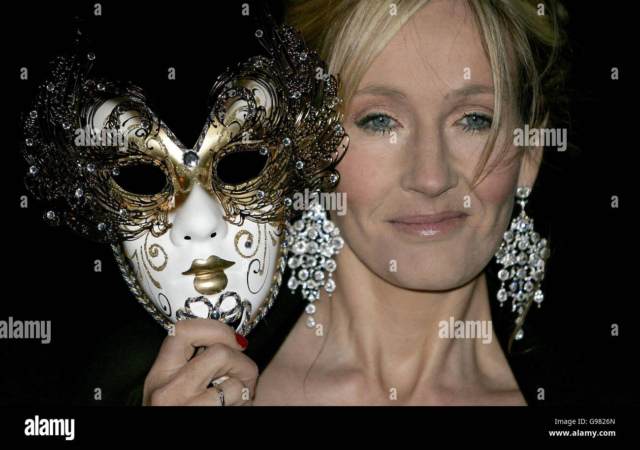 Ospite d'onore JK Rowling sulla spianata del Castello di Stirling per la Masquerade for MS (evento della Società della sclerosi multipla in Scozia), Stirling, venerdì 17 marzo 2005. PREMERE ASSOCIAZIONE foto. Il credito fotografico dovrebbe essere: Andrew Milligan/PA. Foto Stock