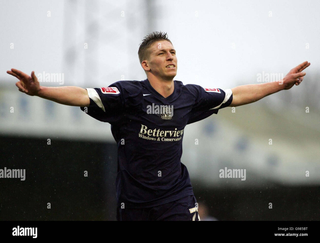 Freddy Eastwood di Southend festeggia il suo secondo gol contro Hartlepool durante la partita della Coca-Cola League One a Roots Hall, Southend-on-Sea, sabato 25 marzo 2006. PREMERE ASSOCIAZIONE foto. Il credito fotografico dovrebbe essere: Mark Lees/PA. NESSUN UTILIZZO NON UFFICIALE DEL SITO WEB DEL CLUB. Foto Stock