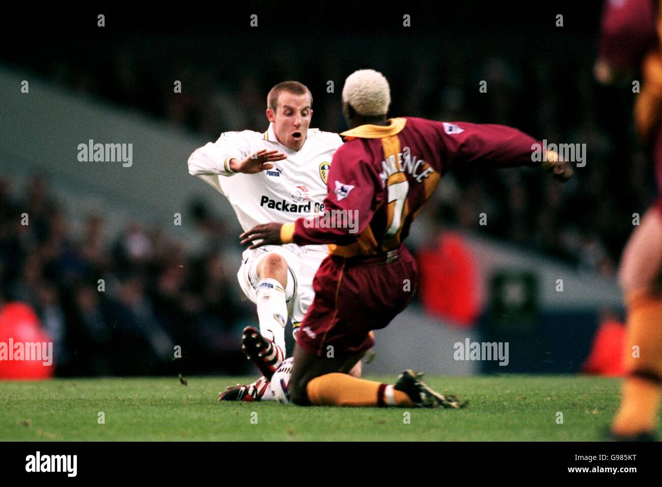 Calcio - fa Carling Premiership - Leeds United contro Bradford City. Lee Bowyer (a sinistra) di Leeds United si blocca con Jamie Lawrence di Bradford Foto Stock