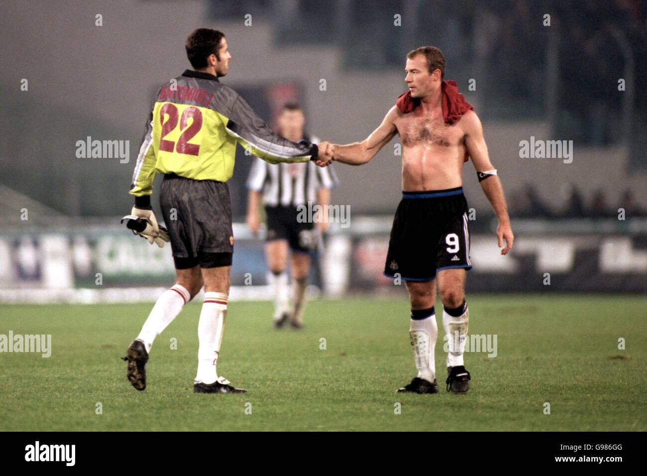 Alan Shearer (a destra) di Newcastle United scuote le mani con il portiere di Roma Francesco Antonioli (a sinistra) dopo la partita Foto Stock