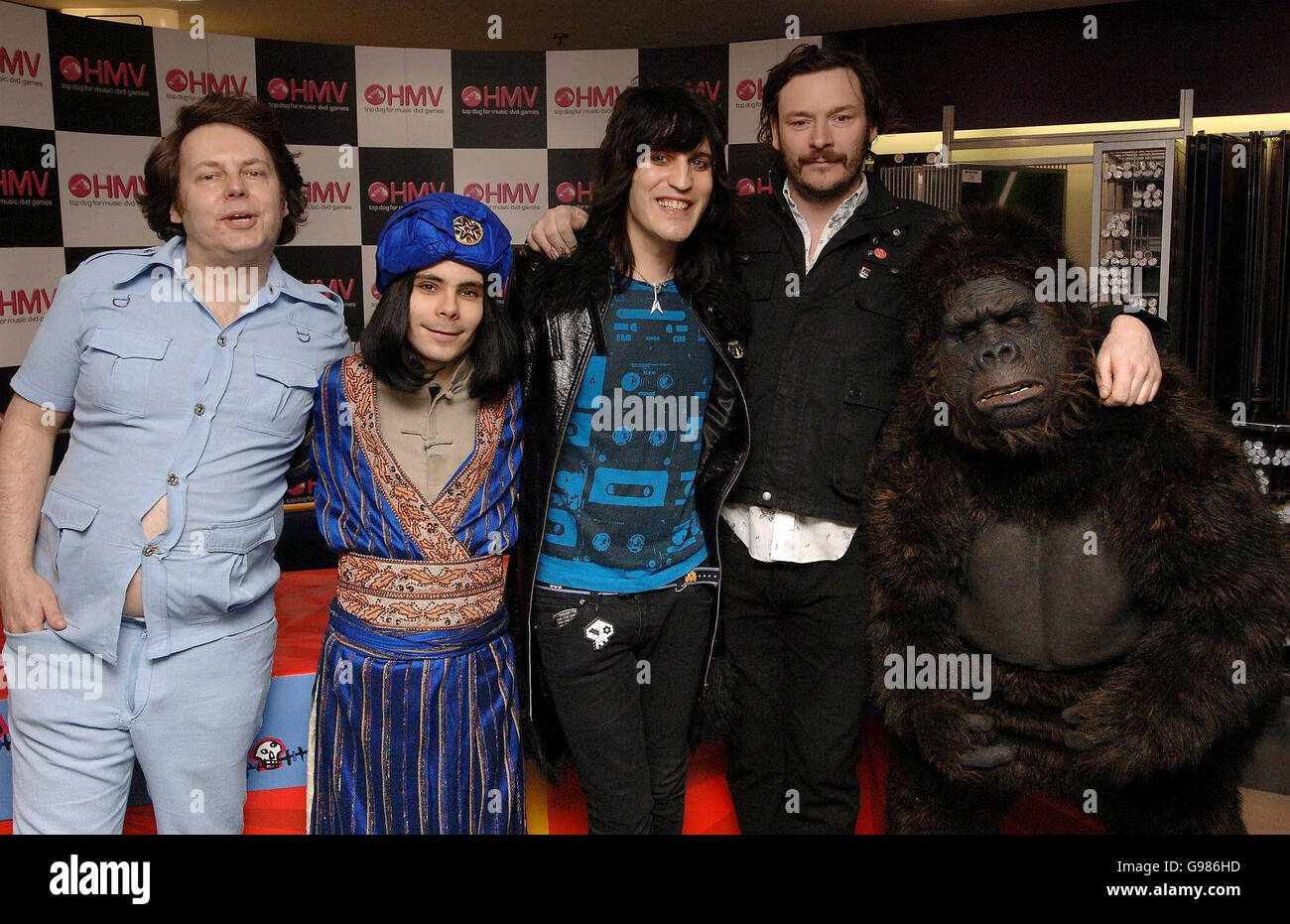(L-R) Rich Fulcher ('Bob Fossil') Michael Fielding ('Naboo') Noel Fielding (vince Noir) Julian Barratt (Howard Moon) e Dave Brown (Bollo) al lancio in DVD di 'The Mighty Boosh' (Serie 2), a HMV, nel centro di Londra, giovedì 30 marzo 2006. PREMERE ASSOCIAZIONE FOTO. Il credito fotografico dovrebbe essere: Ian West/PA Foto Stock