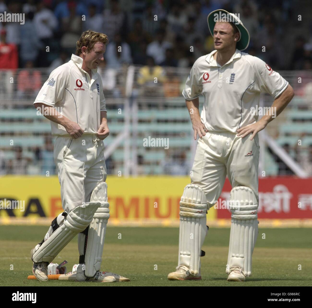 Il capitano inglese Andrew Flintoff (a destra) e Paul Collingwood, durante il quarto giorno del terzo Test match al Wankhede Stadium di Mumbai, India. Foto Stock