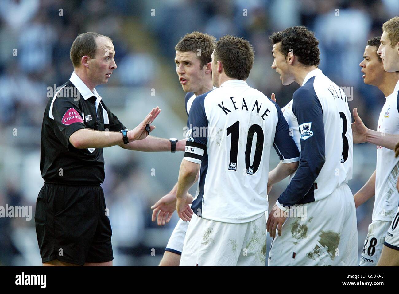 Calcio - fa Barclays Premiership - Newcastle United v Tottenham Hotspur - St James Park. L'arbitro Mike Dean (l) invia Michael Dawson di Tottenham Hotspur (r) Foto Stock