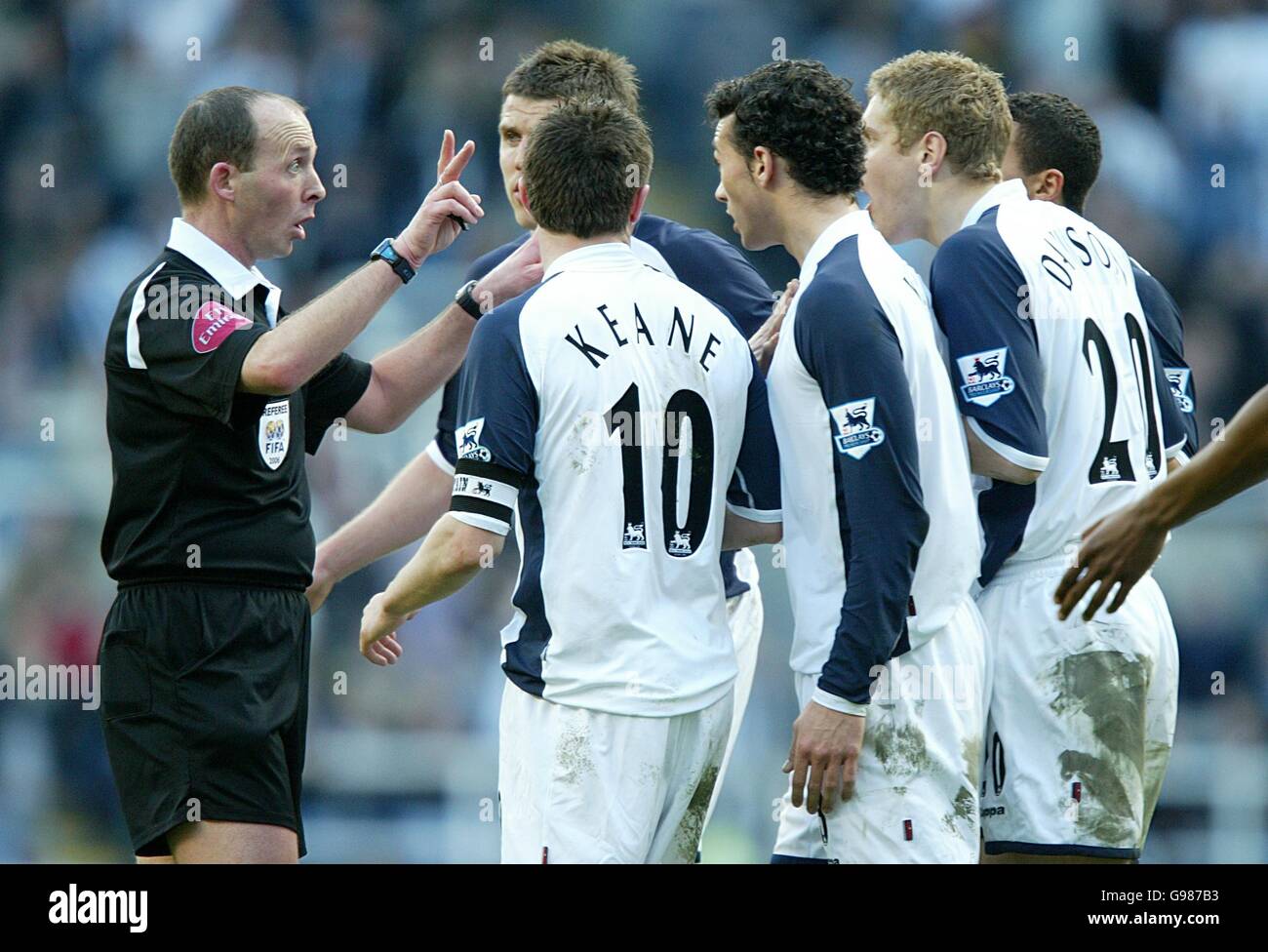 L'arbitro Mike Dean (l) invia Michael Dawson di Tottenham Hotspur (r) Foto Stock