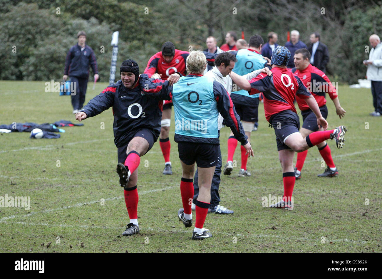 I giocatori inglesi si riscaldano prima di una sessione di allenamento al Pennyhill Park, Bagshot, Surrey, mercoledì 8 marzo 2006. L'Inghilterra gioca la Francia nella RBS 6 Nations allo Stade de France di domenica. PREMERE ASSOCIAZIONE foto. Il credito fotografico dovrebbe essere: Tim Ockenden/PA Foto Stock