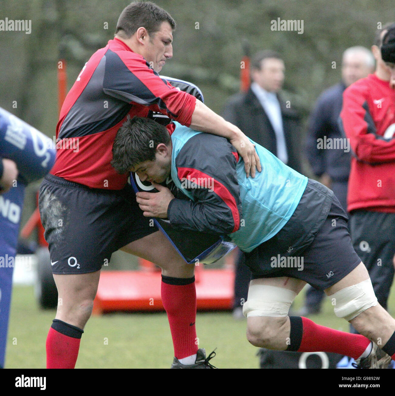 Julian White e Martin Corry (R) in Inghilterra durante una sessione di allenamento al Pennyhill Park di Bagshot, Surrey, mercoledì 8 marzo 2006. L'Inghilterra gioca la Francia nella RBS 6 Nazioni allo Stade de France la domenica. PREMERE ASSOCIAZIONE foto. Il credito fotografico dovrebbe essere: Tim Ockenden/PA Foto Stock