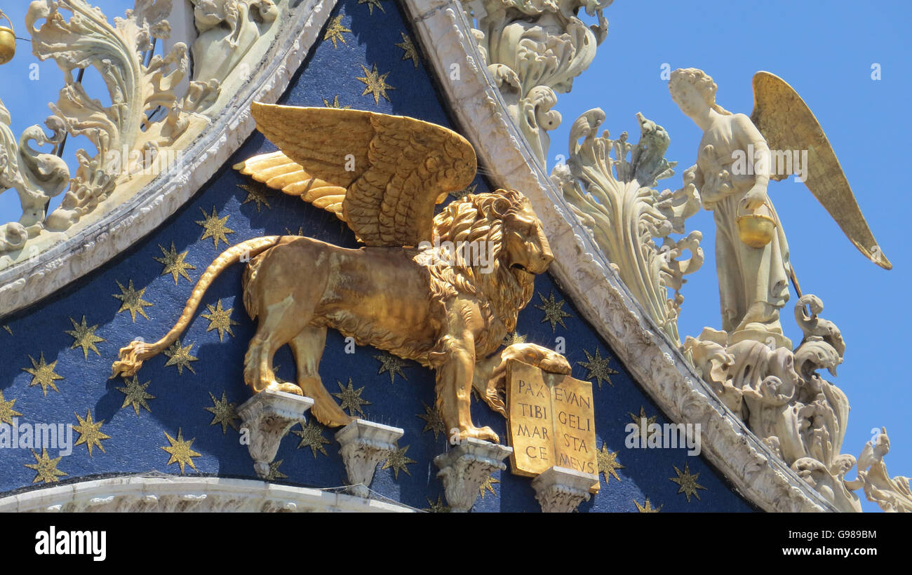Venezia, Italia. Il leone della Repubblica di Venezia sul all ingresso della Basilica in Piazza San Marco. Foto Tony Gale Foto Stock
