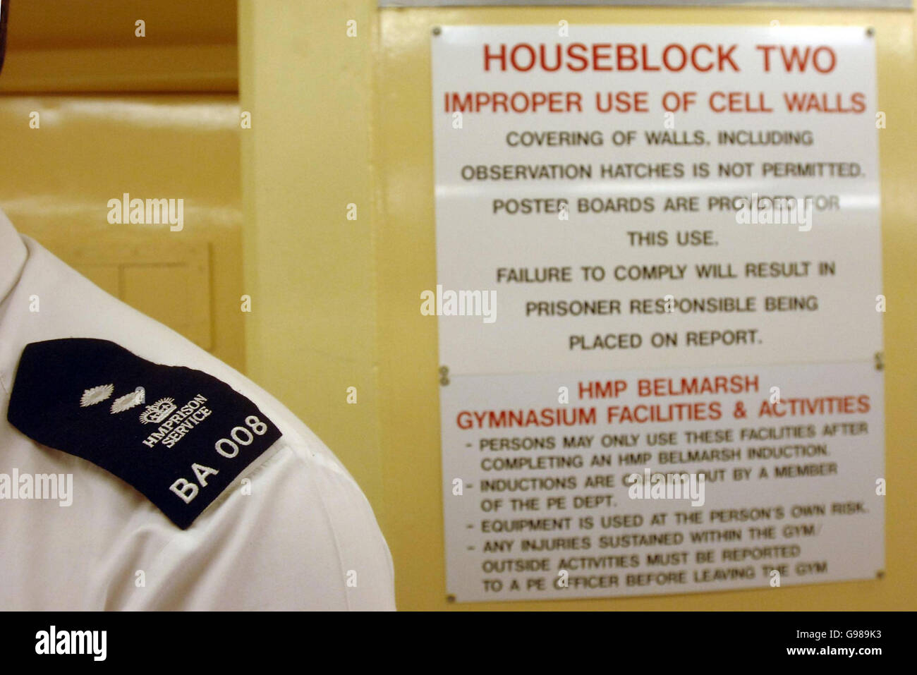 Un ufficiale di prigione nella prigione di massima sicurezza di Belmarsh, nel sud-est di Londra, martedì 7 marzo 2006. Belmarsh, una delle prigioni di più alto profilo della Gran Bretagna è a 'pieno' per affrontare il numero di detenuti musulmani che devono far fronte alle accuse di terrorismo, ha ammonito oggi l'Ispettore capo delle prigioni. Anne Owers ha sollevato timori per il trattamento dei prigionieri musulmani alla prigione di massima sicurezza di Belmarsh a Londra - compresi gli uomini accusati dei tentativi di bombardamento del luglio 21. Visita le PRIGIONI della storia della Pennsylvania Belmarsh. PREMERE ASSOCIAZIONE foto. Il credito fotografico dovrebbe essere: Stefan Rousseau/PA. Foto Stock