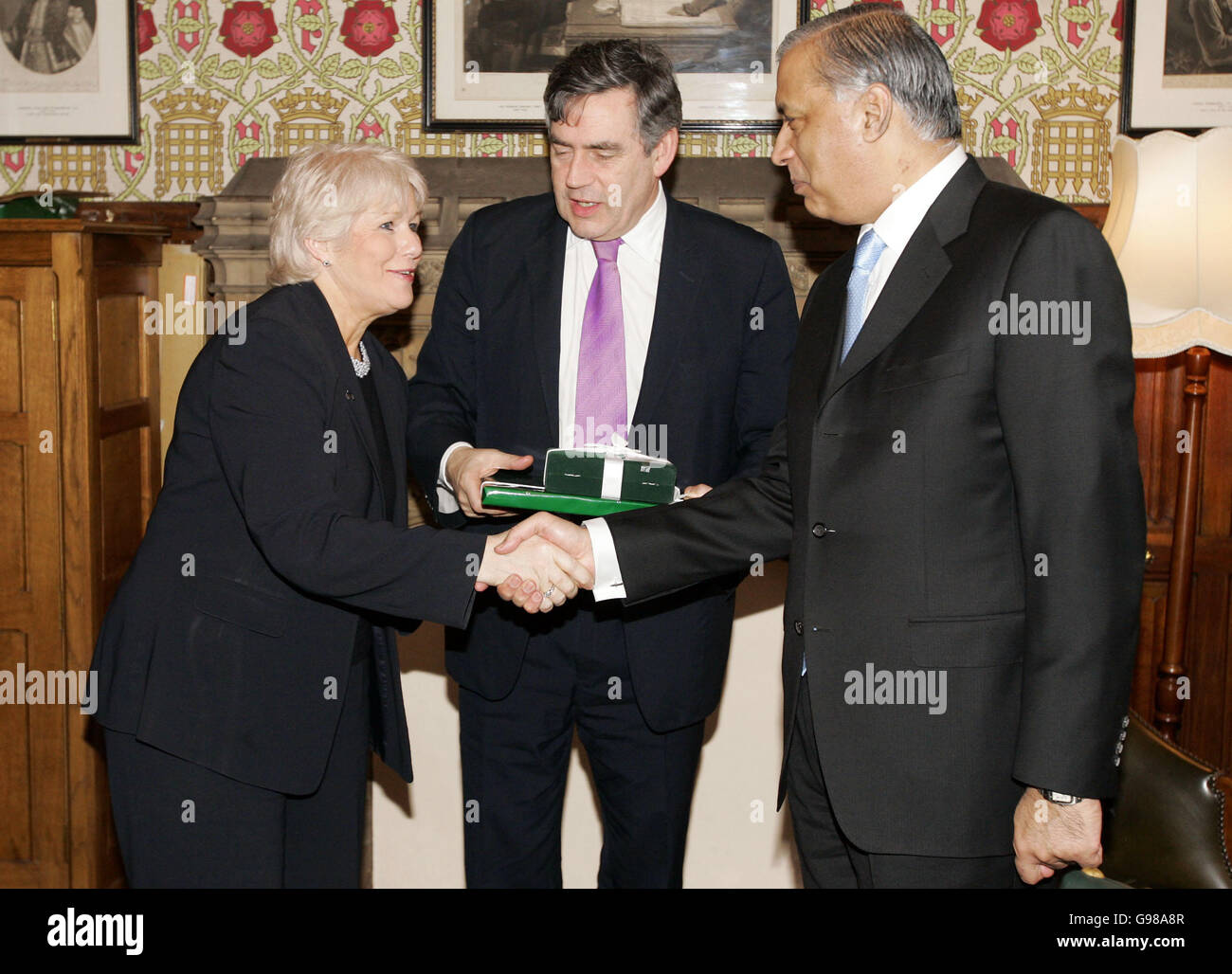 (Da L a R) il segretario privato parlamentare Ann Keen, il cancelliere britannico Gordon Brown e il primo ministro pakistano Shaukat Aziz scambiano regali dopo un incontro alla Camera dei Comuni del 08 marzo 2006, a Londra. FOTO AFP/POOL/LEON NEAL Foto Stock