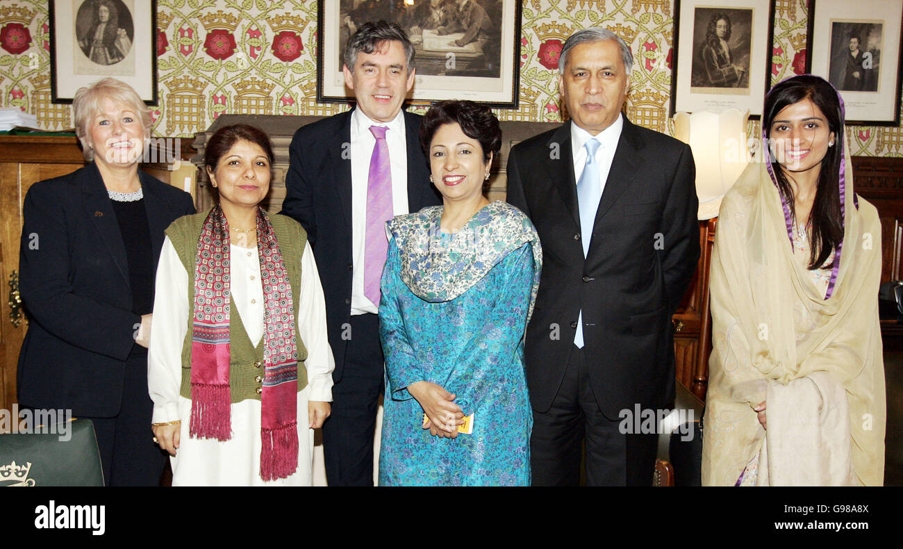 (L-R) Segretario privato parlamentare Ann Keen, Governatore della Banca di Stato del Pakistan Shamshad Akhtar, Cancelliere britannico Gordon Brown, Alto Commissario pakistano Dr. Maleha Lodhi, Il primo ministro del Pakistan Shaukat Aziz e il ministro dell'economia Hina Rabbani Khar pongono dopo un incontro alla Camera dei Comuni 08 marzo 2006, a Londra. AFP FOTO/PISCINA/LEON NEAL Foto Stock