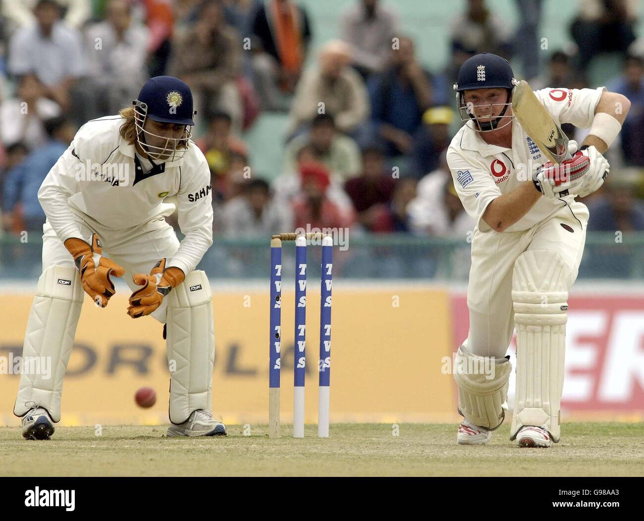 Ian Bell (R) dell'Inghilterra in azione durante il primo giorno del secondo Test match al PCA Stadium, Mohali, India, giovedì 9 marzo 2006. PREMERE ASSOCIAZIONE foto. Il credito fotografico dovrebbe essere: Rebecca Naden/PA. Foto Stock