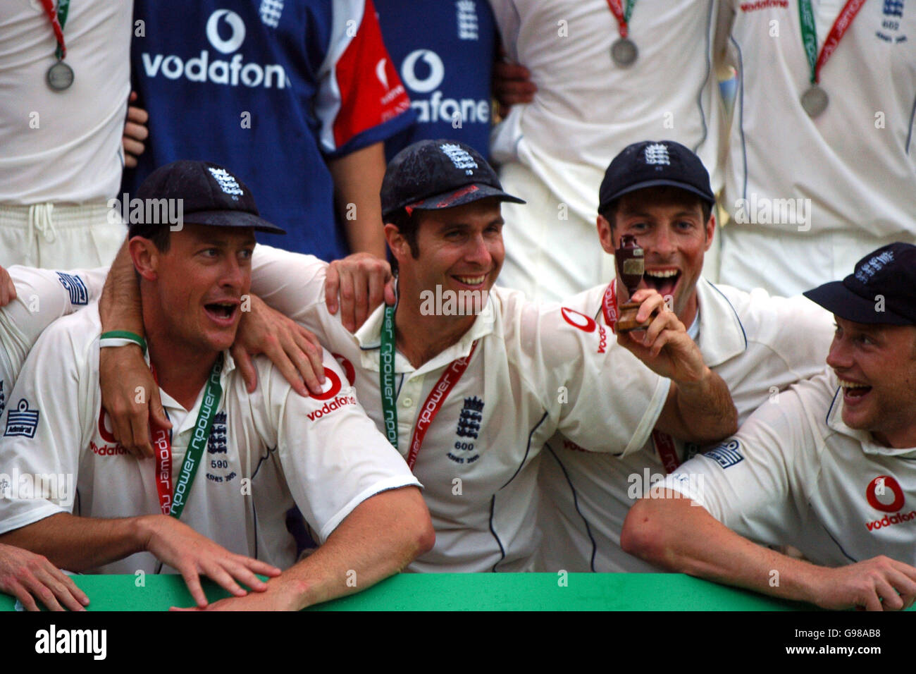 La squadra inglese festeggia dopo aver vinto gli Ashes nell'ultimo giorno del quinto test Npower contro l'Australia al Brit Oval, Londra, lunedì 12 settembre 2005. L'Inghilterra riacquistò le Ashes dopo aver sortito la finale Test Match e aver vinto la serie 2-1. PREMERE ASSOCIAZIONE foto. Il credito fotografico dovrebbe essere: Rui Vieira/PA. Foto Stock