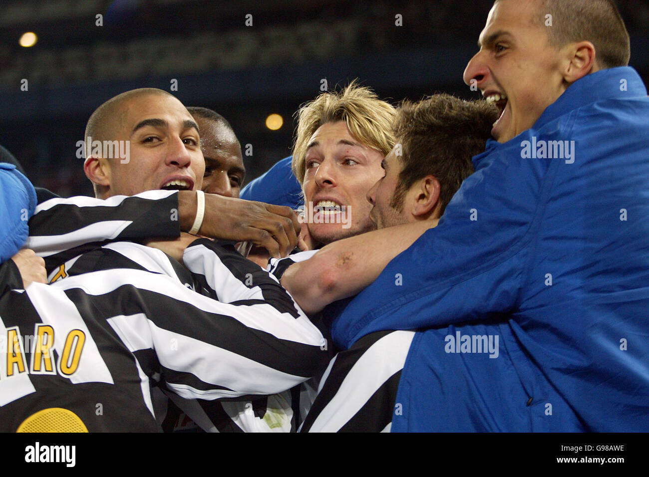 l-r) celebrano David Trezeguet di Juventus, Patrick Vieira, Federico  Balzaretti, Adrian Mutu e Zlatan Ibrahimovic Foto stock - Alamy