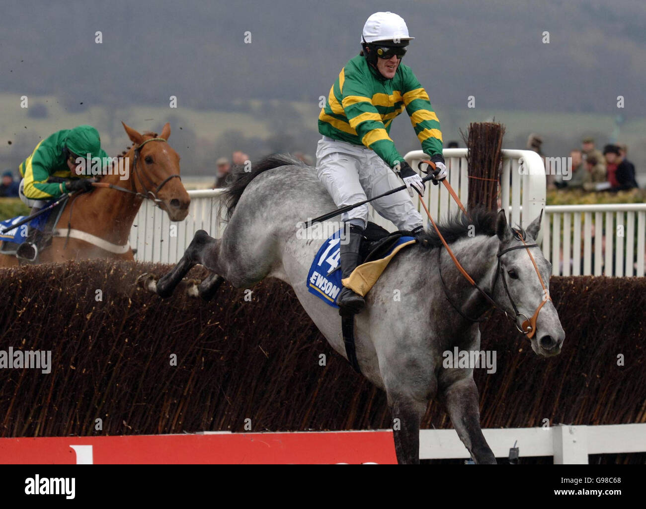 Jockey Tony McCoy su Reveillez libera il salto finale per vincere il Jewson Novices Handicap Chase il terzo giorno del Cheltenham Festival all'ippodromo di Cheltenham, giovedì 16 marzo 2006. PREMERE ASSOCIAZIONE foto. Il credito fotografico dovrebbe essere: Barry Batchelor/PA. Foto Stock