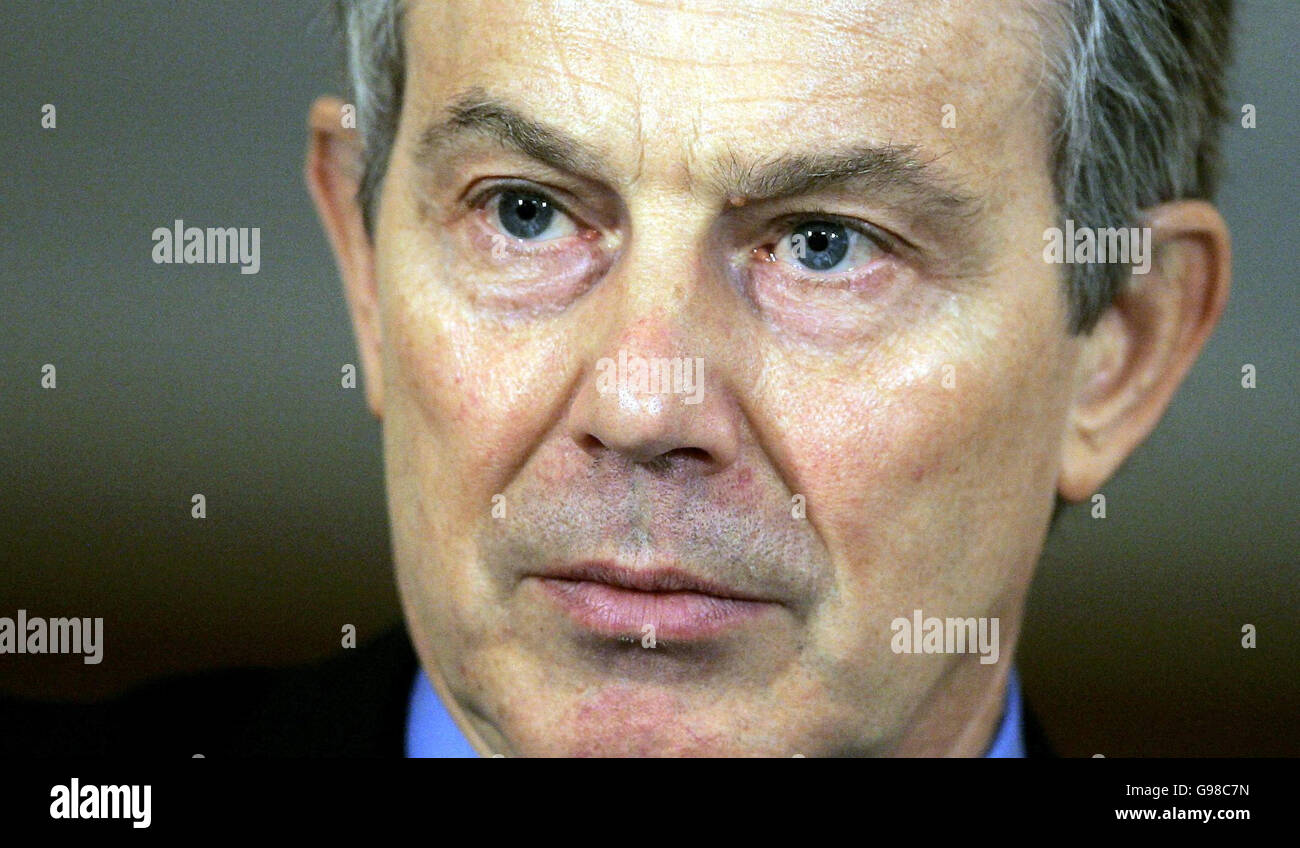 Il primo ministro britannico Tony Blair ascolta la domanda di un giornalista durante la sua conferenza stampa mensile al n. 10, Downing Street a Londra, giovedì 16 marzo 2006. Blair, che è coinvolto in una controversia sul dare onori ai sostenitori del suo partito, ha detto Giovedi che stava valutando la possibilità di rinunciare al suo potere di nominare membri della Camera dei Lord. Ma Blair ha insistito che tre uomini che hanno dato grandi prestiti al partito avrebbero fatto buoni membri dei Lord, ed era soddisfatto che non ci fosse stata violazione delle regole sulle nomine o sulla raccolta di fondi. (Foto AP/Matt Dunham/WPA Pool) Foto Stock