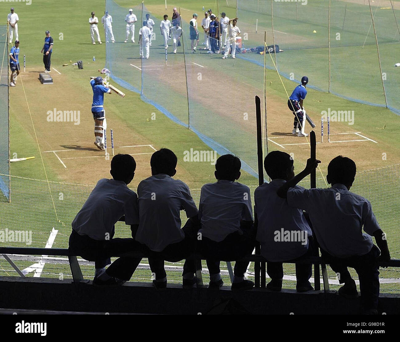 Cricket - sessione pratica India - Stadio Wankhede, Bombay. I ragazzi delle scuole guardano l'India in azione durante una sessione di pratica netta al Wankhede Stadium, Bombay, India. Foto Stock