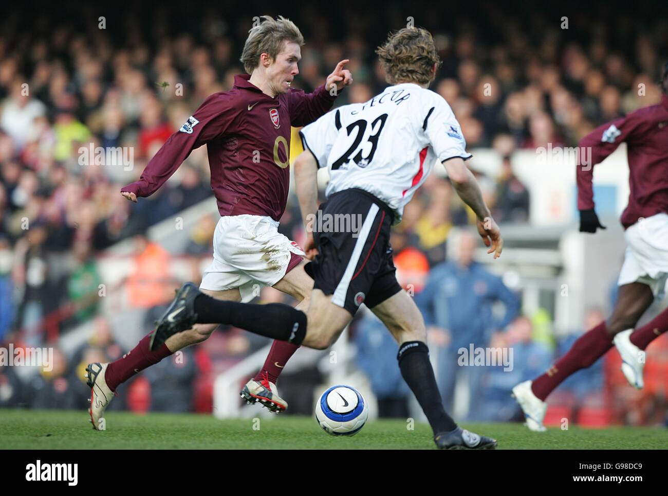 Calcio - fa Barclays Premiership - Arsenal v Charlton Athletic - Highbury. Aleksander Hleb di Arsenal porta la palla in avanti Foto Stock