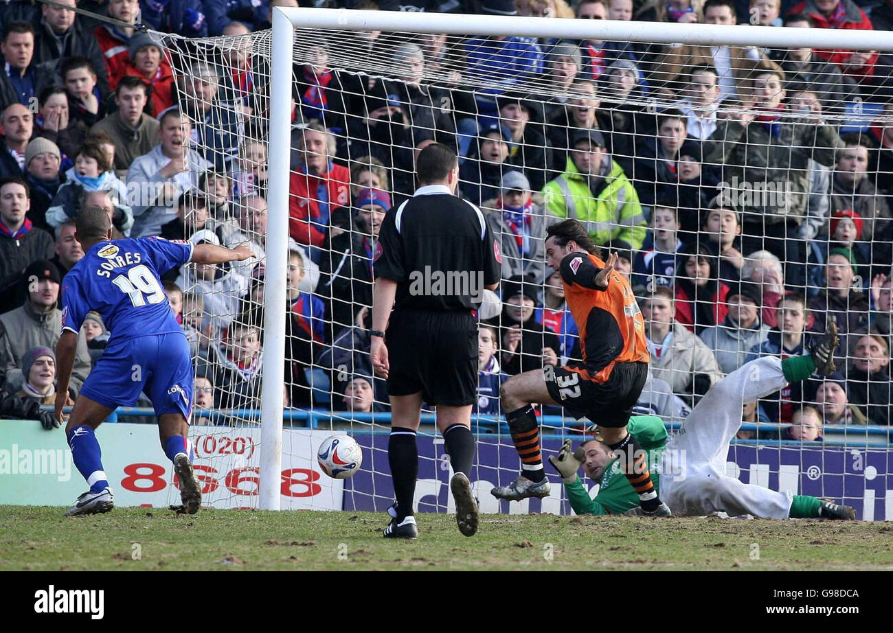 Alan Lee (C) di Ipswich si contrappone al Crystal Palace durante la partita del campionato Coca-Cola a Selhurst Park, Londra, sabato 18 marzo 2006. PREMERE ASSOCIAZIONE foto. Il credito fotografico dovrebbe essere: Lindsey Parnaby/PA. NESSUN UTILIZZO NON UFFICIALE DEL SITO WEB DEL CLUB. Foto Stock