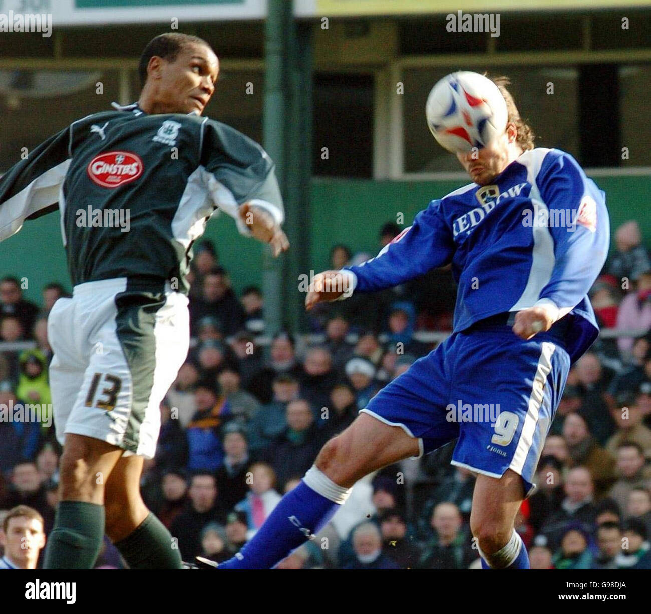 Steve Thompson (R) di Cardiff segna durante la partita del Coca-Cola Championship contro Plymouth a Home Park, Plymouth, sabato 18 marzo 2006. PREMERE ASSOCIAZIONE foto. Il credito fotografico dovrebbe essere: Neil Munns/PA. NESSUN UTILIZZO NON UFFICIALE DEL SITO WEB DEL CLUB. Foto Stock