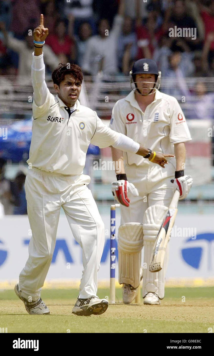 L'inglese Paul Collingwood è licenziato dal bowler indiano Sri Sreesanth, durante il secondo giorno del terzo Test match al Wankhede Stadium di Bombay, India, domenica 19 marzo 2006. PREMERE ASSOCIAZIONE foto. Il credito fotografico dovrebbe essere: Rebecca Naden/PA Foto Stock