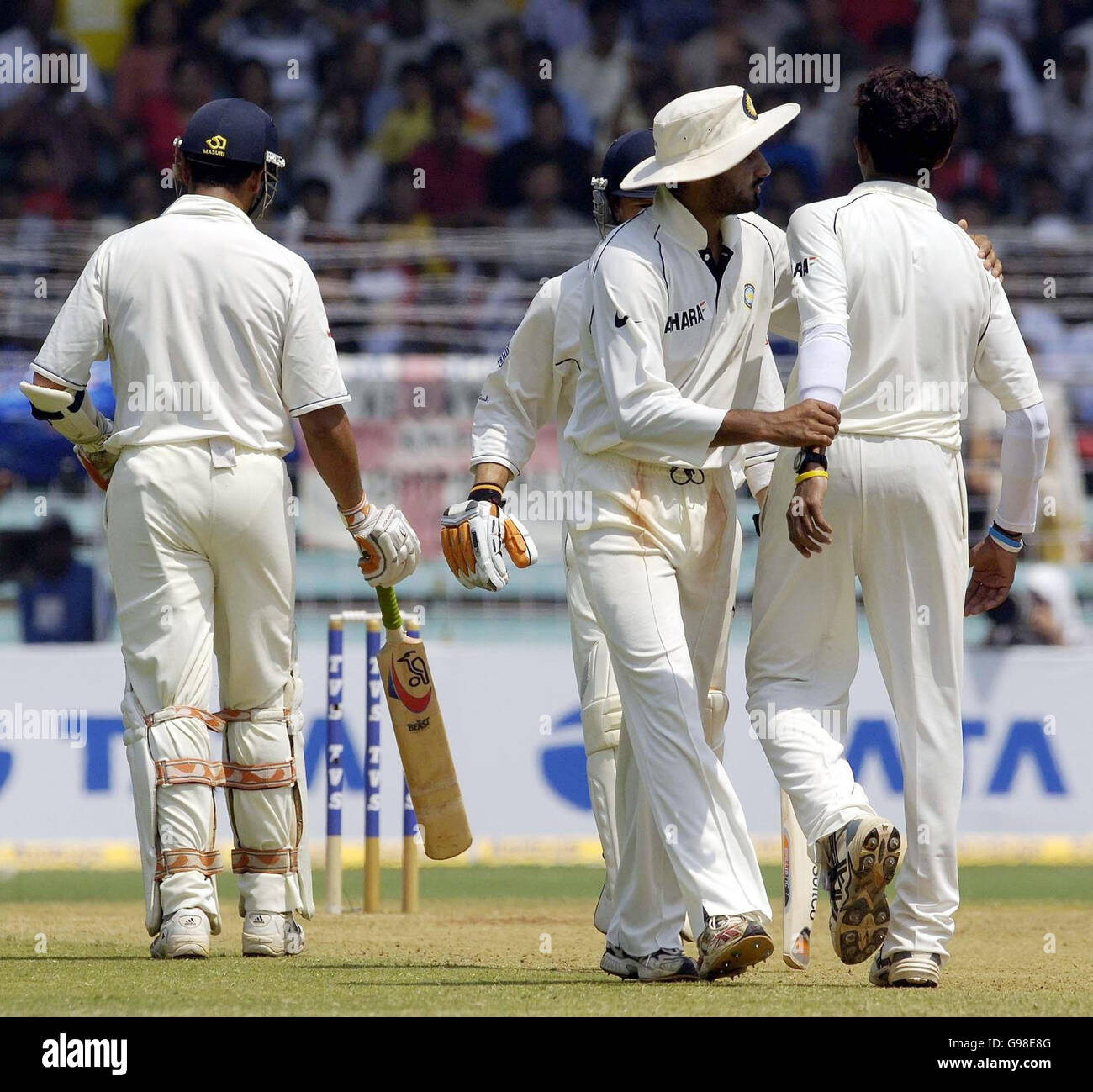 Il bowler indiano Sri Seesanth è tirato via da Harbhajan Singlh drom che parla con l'Inghilterra battsman Owais Shah, durante il secondo giorno del terzo Test match al Wankhede Stadium, Bombay, India, domenica 19 marzo 2006. PREMERE ASSOCIAZIONE foto. Il credito fotografico dovrebbe essere: Rebecca Naden/PA Foto Stock