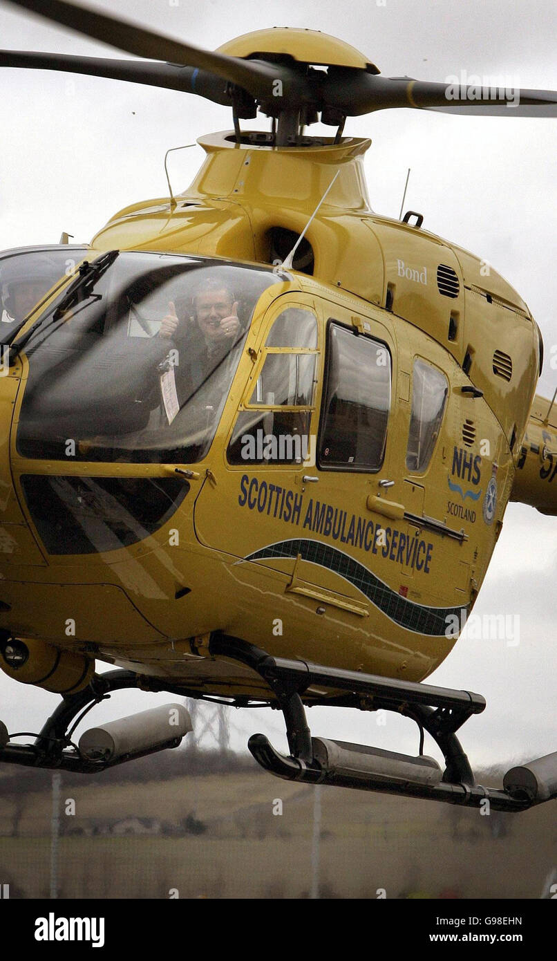 Il Ministro della Salute scozzese Andy Kerr siede all'interno dell'abitacolo di un elicottero Eurocopter EC135 all'aeroporto di Edimburgo, lunedì 20 marzo 2006, Il giorno in cui ha formalmente preso la consegna di due ambulanze d'aria fisse King Air 200c che costituiranno una parte integrante di un nuovo servizio di ambulanza d'aria di classe mondiale per la Scozia. Con una portata di quasi 1,700 miglia, una velocità massima di 289 nodi e lo spazio per due barelle, saranno operativi da Glasgow e Aberdeen dal 1° aprile. Vedi PA Story SCOTLAND Ambulance. PREMERE ASSOCIAZIONE foto. Il credito fotografico dovrebbe essere: Andrew Milligan/PA. Foto Stock