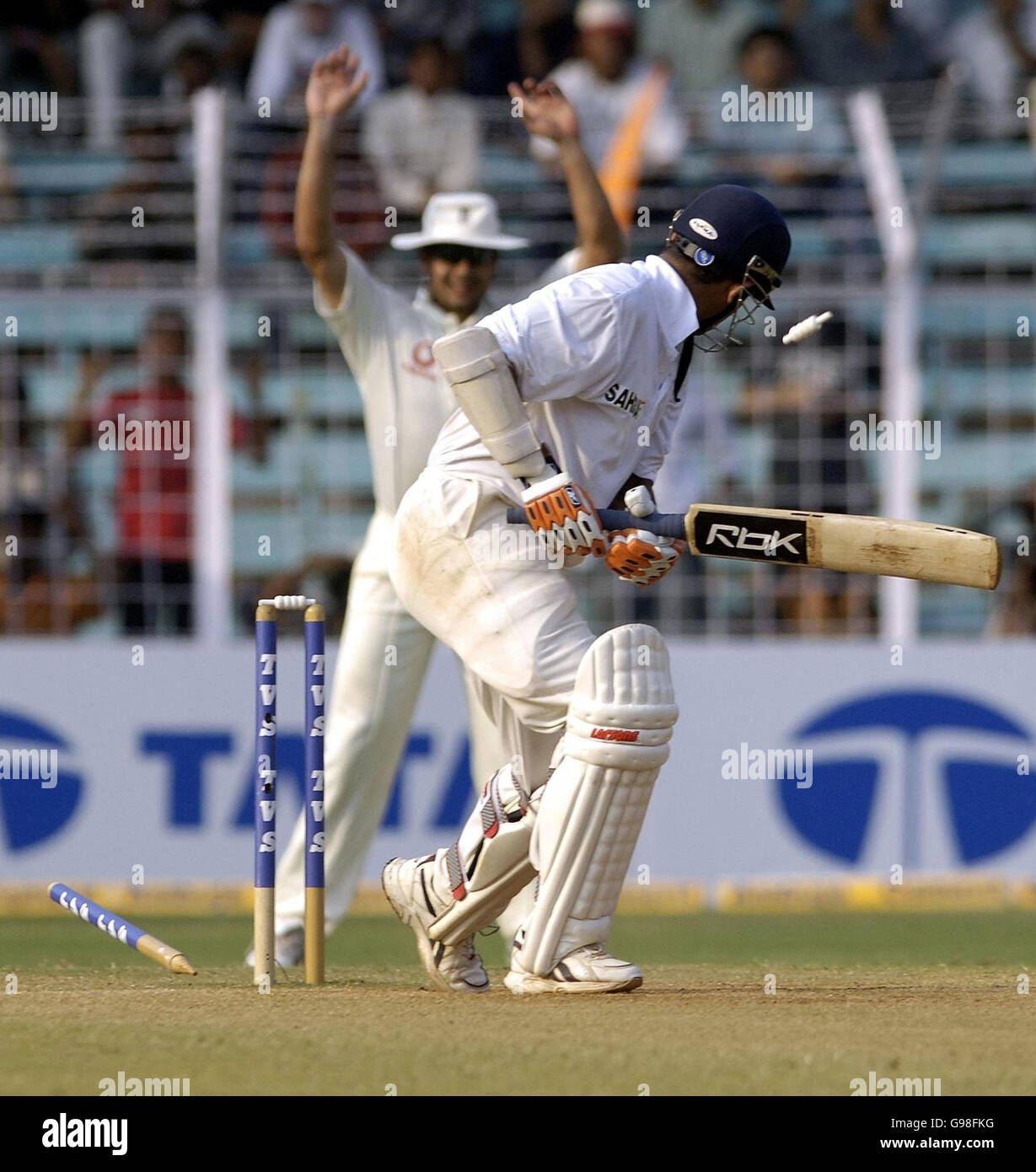 Il battitore indiano Irfan Pathan è inseguito da James Anderson in Inghilterra durante il quarto giorno del terzo Test match al Wankhede Stadium di Mumbai, India, martedì 21 marzo 2006. PREMERE ASSOCIAZIONE foto. Il credito fotografico dovrebbe essere: Rebecca Naden/PA. Foto Stock