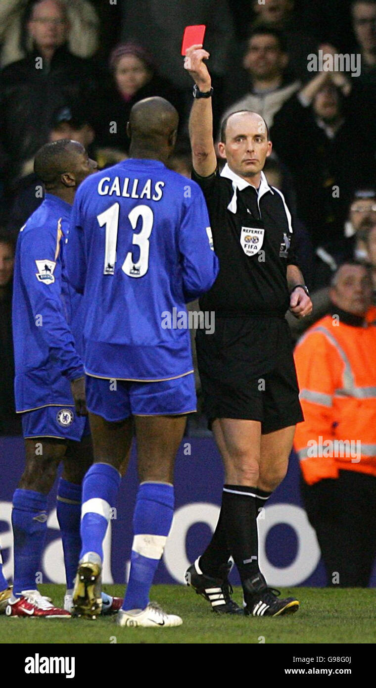 File della libreria PA datato 19/03/2006 di William Gallas di Chelsea inviato dall'arbitro Mike Dean. Chelsea è stato accusato dalla Football Association di non controllare i loro giocatori per la seconda volta in 15 giorni, giovedì 23 marzo 2006. La nuova accusa si riferisce alla loro condotta in seguito all'invio di William Gallas tardi nella partita della scorsa domenica contro Fulham. Vedi PA storia DISCIPLINA CALCIO Chelsea. PREMERE ASSOCIAZIONE foto. Il credito fotografico dovrebbe essere: Nick Potts/PA. Foto Stock