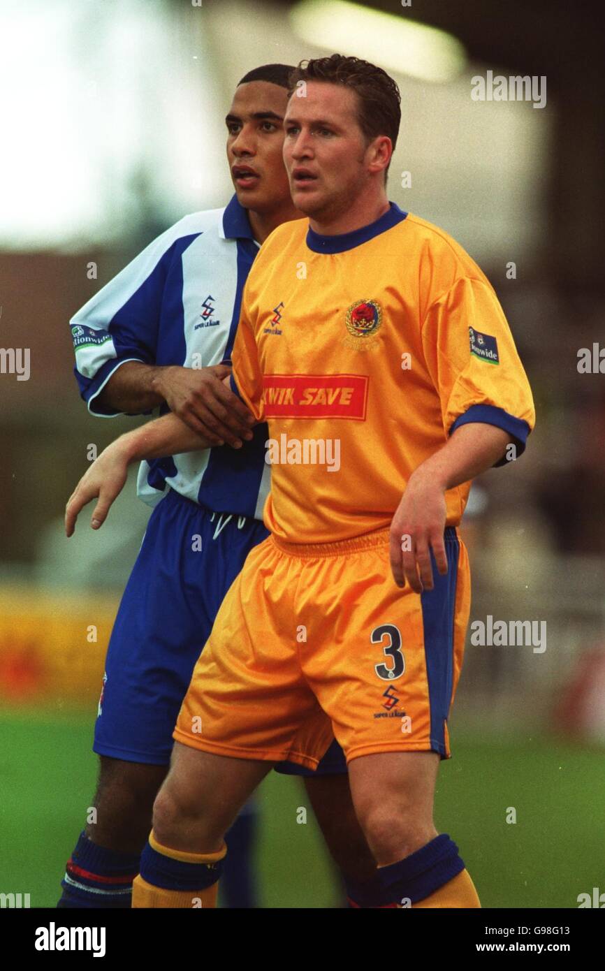 Jonathan Cross di Chester City (a destra) è strettamente segnato da Hartlepool United's Chris Westwood (sinistra) Foto Stock