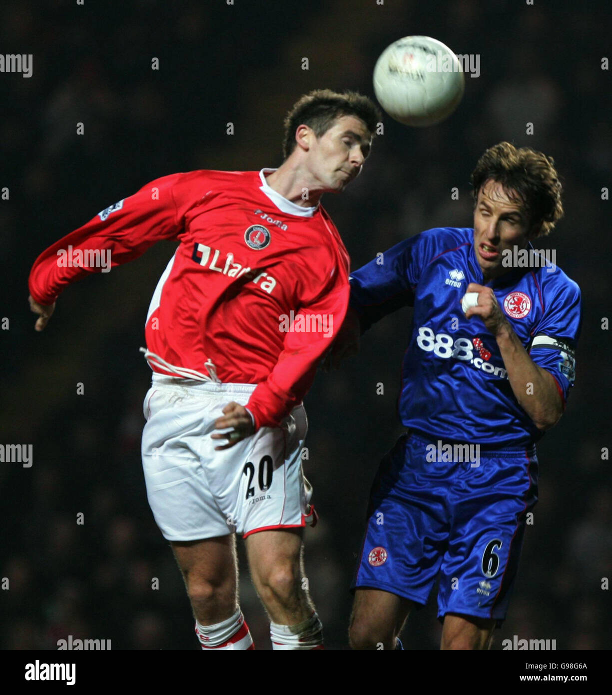 Bryan Hughes (L) di Charlton Athletic vince un header su Gareth Southgate di Middlesbrough durante il loro sorteggio del 0-0 nella sesta partita di fa Cup alla Valley, Londra, giovedì 23 marzo 2006. PREMERE ASSOCIAZIONE foto. Il credito fotografico dovrebbe essere: Nick Potts/PA. Foto Stock